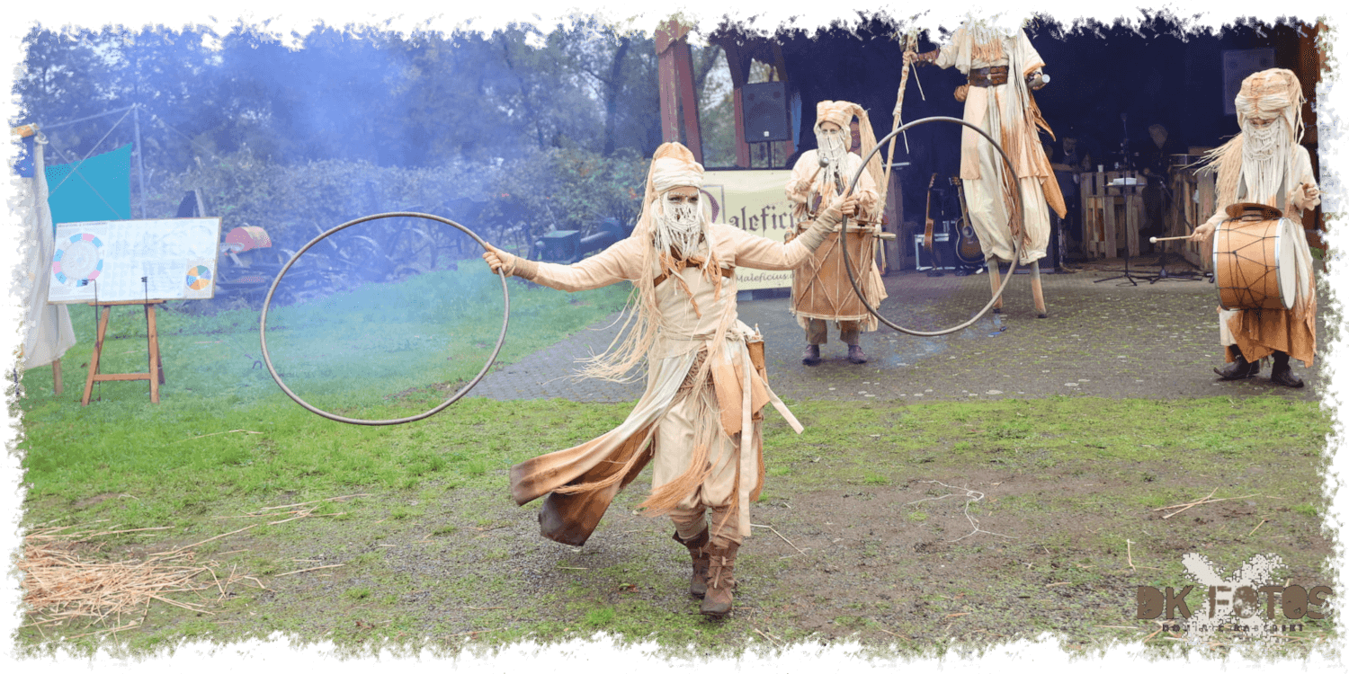 Vorführungen und Tanzgruppen unterhalten die Gäste